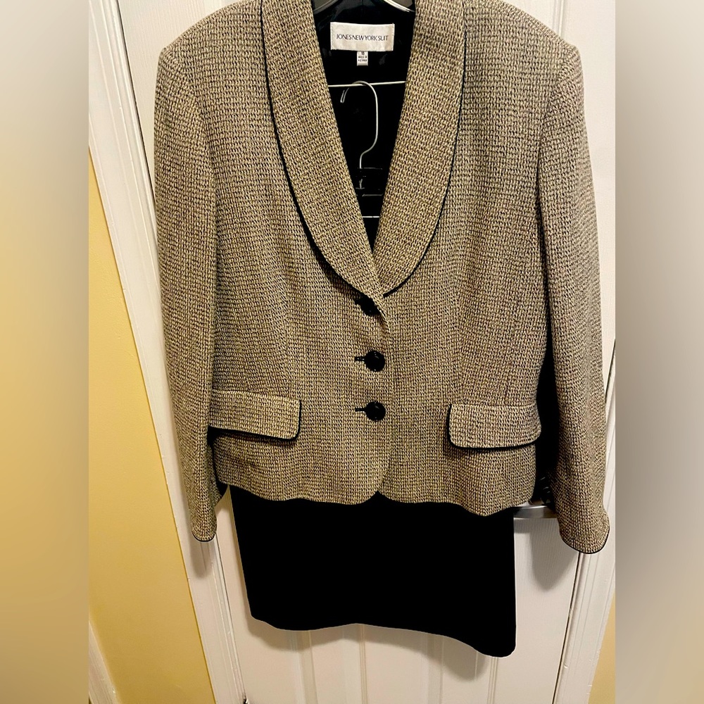 Jones New York Ladies 2 piece skirt suit